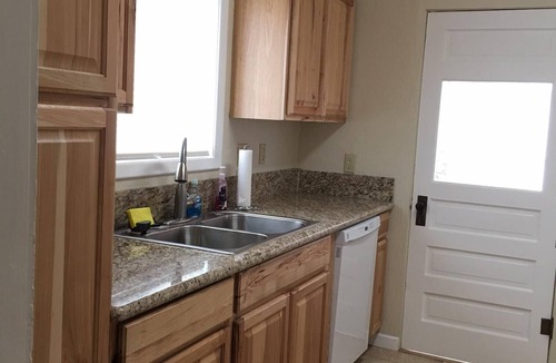 Grants Pass Cottage | Adorable 2 bedroom 1 bath Craftsman Cottage in Downtown Grants Pass
