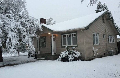 Grants Pass Cottage | Adorable 2 bedroom 1 bath Craftsman Cottage in Downtown Grants Pass