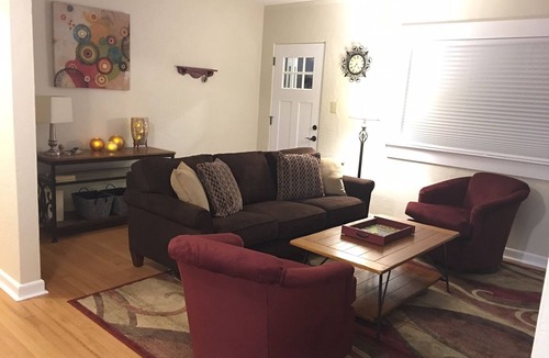 Grants Pass Cottage | Adorable 2 bedroom 1 bath Craftsman Cottage in Downtown Grants Pass