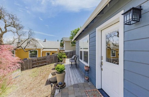 Siskiyou-Hargadine Historic District Cottage | Adorable downtown cottage, one block from OSF and Lithia Park