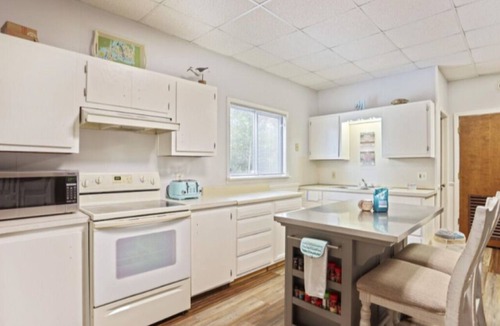 Au Gres Cabin | Adorable Schnitzel Creek cabin with private beach access & a rentable boat slip