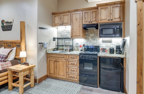 Island Park Cottage | Adventurer's Studio ~ 20 Mi to West Yellowstone!
