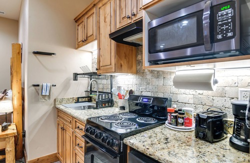 Island Park Cottage | Adventurer's Studio ~ 20 Mi to West Yellowstone!