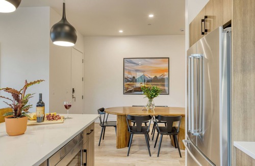 Bend House | Aerie Chic 4 Unit Buyout | 10BDR | Hot Tub + Mountain Views | Mins to Downtown