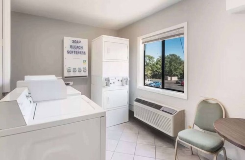 Lovington Hotel | Affordable Des Moines Room | 2 Family Ready Rooms with Free Parking