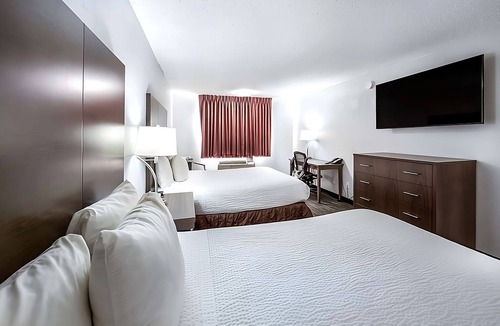 Grants Pass Hotel | Affordable Getaway at Red Lion Inn & Suites Grants Pass! Pool, Free Parking!
