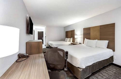 Grants Pass Hotel | Affordable Getaway at Red Lion Inn & Suites Grants Pass! Pool, Free Parking!