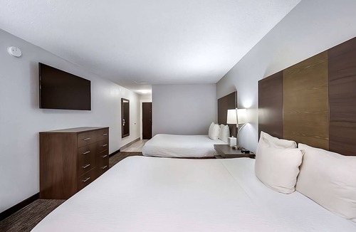 Grants Pass Hotel | Affordable Getaway at Red Lion Inn & Suites Grants Pass! Pool, Free Parking!