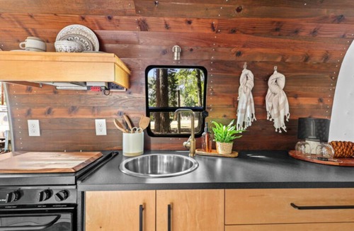 Dunsmuir Apartment | Airstream - (Buckeye)