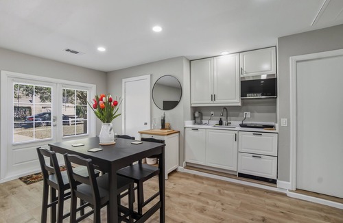 Highlands - Perkins Apartment | Airy Studio off Highland Rd. near LSU and Hospitals