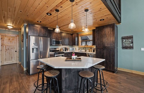 Island Park House | Alaskan Moose Lodge | Yellowstone + Hot Tub, Fire Pit & AC