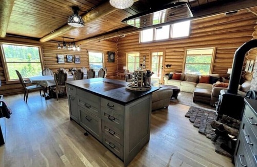 Eatonville House | Alder Lake Retreat Near Mt. Rainier, Sleeps 10, Swimming Pond, Jacuzzi, A/C,