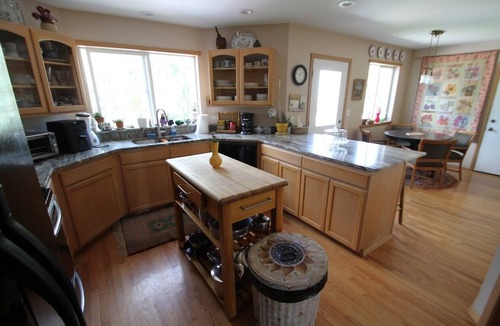 Moses Lake House | Alegria! Five Bedroom Colonial Style Home Conveniently Located! Pet Friendly!