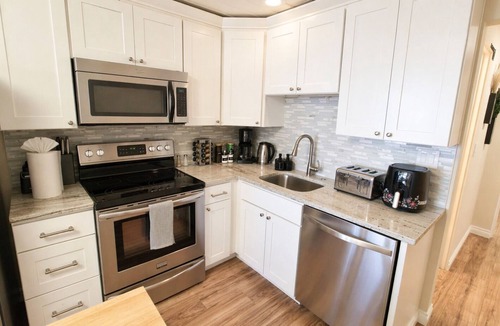 Alki House | Alki Beach Waterfront Retreat w/AC & Mountain Views