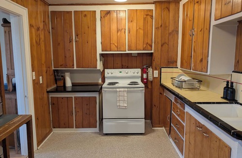 North Admiral House | Alki Coastal Charm: Stunning Views, Steps to Beach