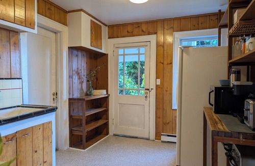 North Admiral House | Alki Coastal Charm: Stunning Views, Steps to Beach