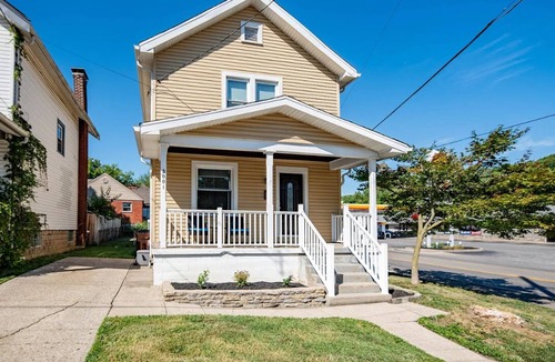 Latonia House | All essentials Amazing 3 bedroom 5 beds 1.5 baths with parking in Covington KY