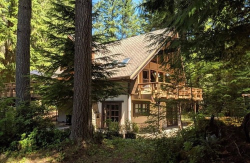 Enumclaw Cabin | Alpen Commune - Riverfront 5-bedroom cabin in fantastic Greenwater