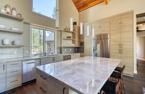 Sunriver House | Alpine Lodge Sunriver, 5 BR Luxe, SHARC, Hot Tub, King Suites, EV, Ft Rock Park