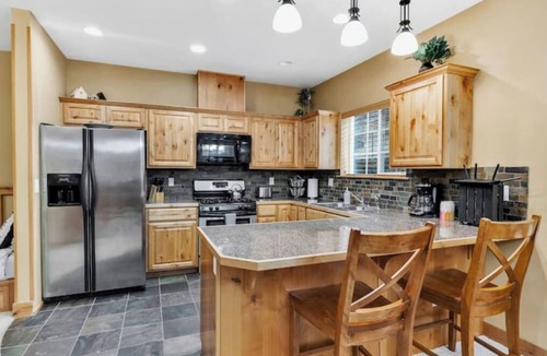 Kellogg Apartment | Alpine Village Suite w/Garage and Sauna