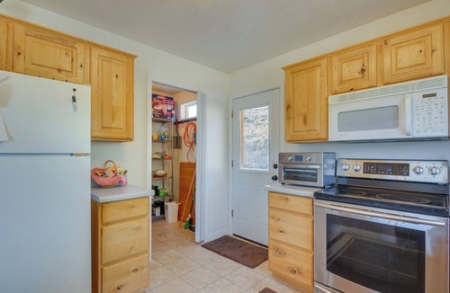 Long Valley Junction Cottage | Alton Cabin w/Deck ~ 2 Mi to Dixie Nat'l Forest!