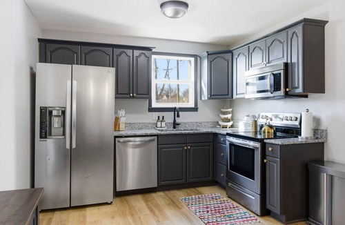 McFerrin Park House | Amazing Backyard Only 2 miles to Downtown, Sauna + FirePit