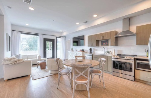 Edgehill Apartment | Amazing Downtown Condo w/Pool and Free Parking