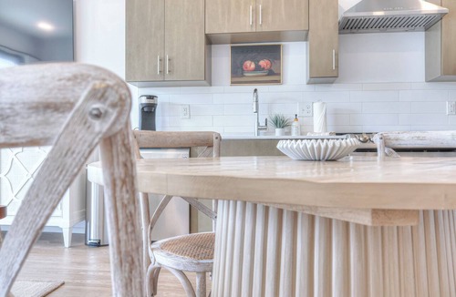 Edgehill Apartment | Amazing Downtown Condo w/Pool and Free Parking