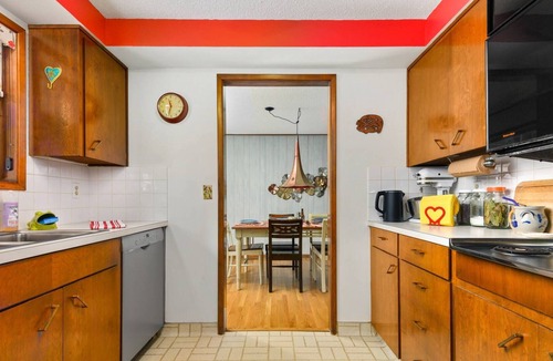Cedar Hills House | Amazing Location, Nestled in Trees, Pet Friendly, New Decks, Close to Everything, 5 Miles 2 Portland