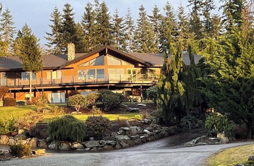Mount Vernon Cabin | Amazing Lodge Retreat amongst a hundred acres of woods!