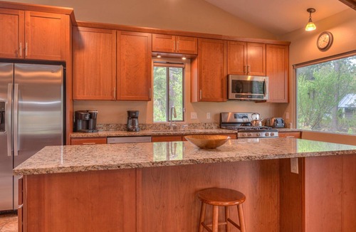 Sunriver House | Amazing lodge style home w/ large hot tub on Meadows Golf Course. Pet Friendly!
