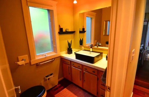 Roseburg Bed & Breakfast | Amazing Mid-Century Modern Home-Incredible Views!