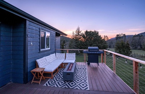 Sequim Cottage | Amazing Mountain Views in this Charming Cottage with a Hot Tub in Sequim, Washington