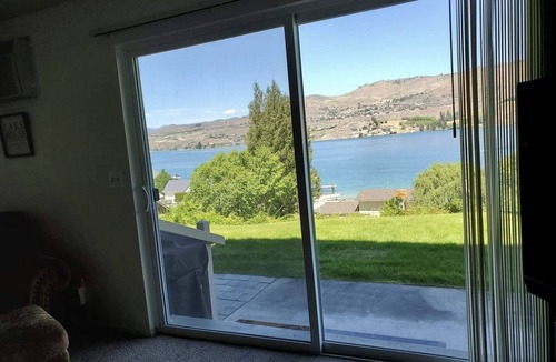 Chelan Condo | Amazing remodeled 2-bedroom condo with beautiful views of Lake Chelan!