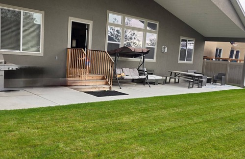 Layton House | Amazing spacious 5 bd 3.5 bth, Sleeps 15, Game Room, Pool Table, Outdoor space