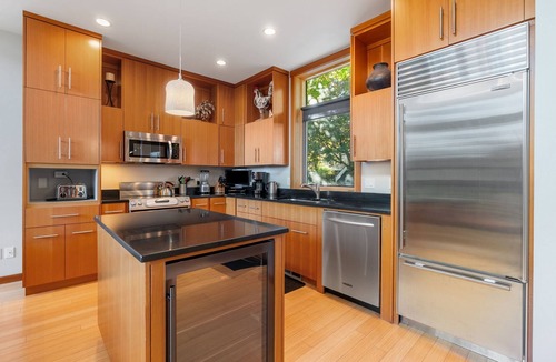 Hood River House | Amazing views&location! TH in downtown, w/parking, great for 2 families