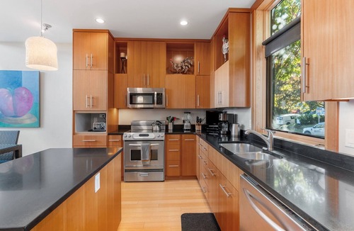 Hood River House | Amazing views&location! TH in downtown, w/parking, great for 2 families