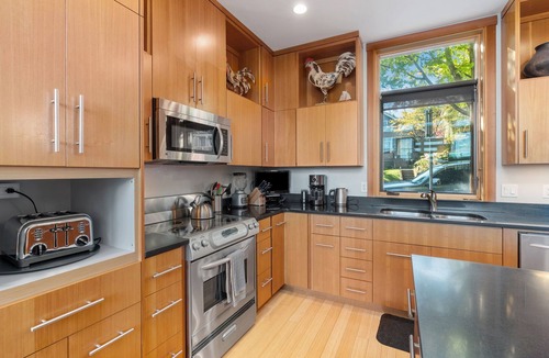 Hood River House | Amazing views&location! TH in downtown, w/parking, great for 2 families