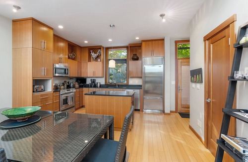 Hood River House | Amazing views&location! TH in downtown, w/parking, great for 2 families