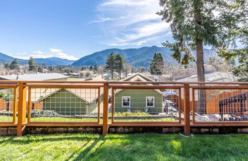 Oakridge House | Amazing views - Steps from Brew Pub - EV Charger