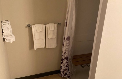Davenport Apartment | Amazing Water Front Views In This Newly Remolded Motel Room *ADA*