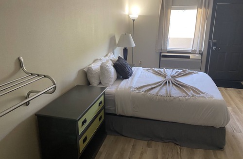 Davenport Apartment | Amazing Water Front Views In This Newly Remolded Motel Room *ADA*