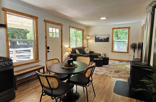 Marblemount Cabin | American Alps Cabin-Beach, Riverfront, EV charger, 2B/1Ba, North Cascade, Diablo