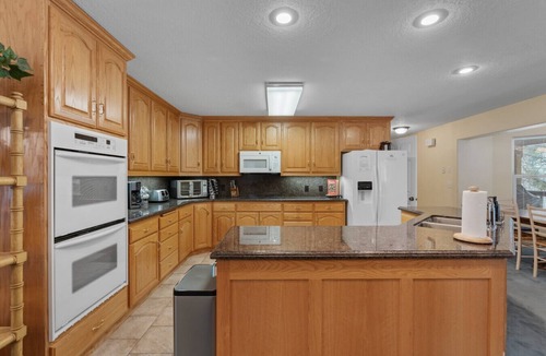 Island Park Cabin | American Bison | Yellowstone, Game Room, Hot Tub, Fire Pit + EV!