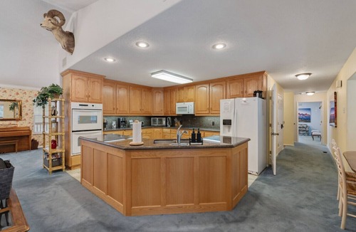 Island Park Cabin | American Bison | Yellowstone, Game Room, Hot Tub, Fire Pit + EV!