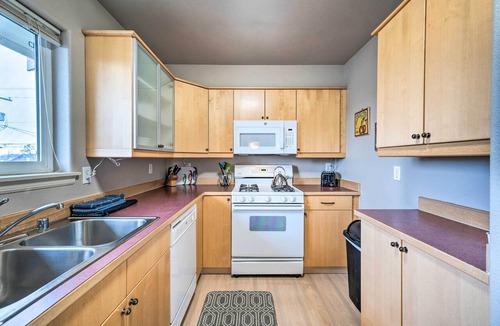Anacortes Apartment | Anacortes Condo ~ 1 Mi to Marina & Fidalgo Bay!
