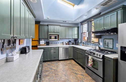 Siskiyou-Hargadine Historic District Apartment | Anne Hathaway, 8 bedrooms, 9 bathrooms, a commercial kitchen and dining room.