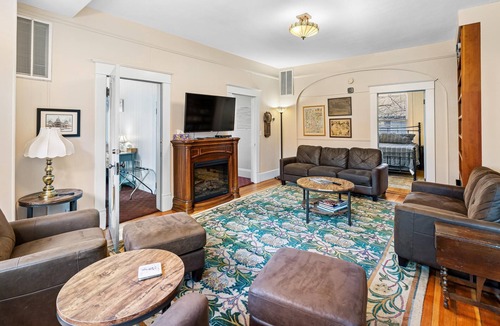 Siskiyou-Hargadine Historic District Apartment | Anne Hathaway, 8 bedrooms, 9 bathrooms, a commercial kitchen and dining room.