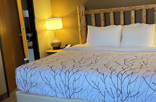 Gardiner Hotel | Antler Lodge - Gardiner MT