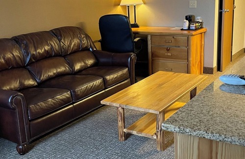 Gardiner Hotel | Antler Lodge - Gardiner MT